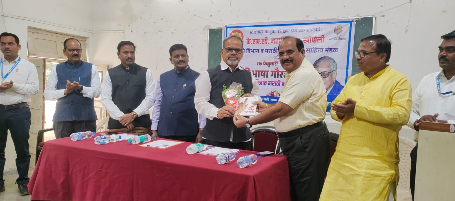 साहित्यिक डॉ.सुरेश वाकचौरे, पुणे यांचे स्वागत करताना श्री. दिलीपजी पोरवाल
